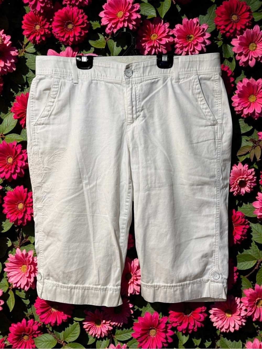 Gloria Vanderbilt White Cotton Capris with White Floral Embroidery